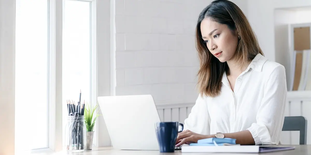 Data analyst roadmap: An aspiring data analyst typing on a laptop keyboard