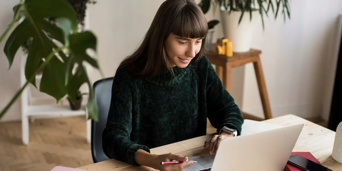 Woman reading a digital marketing blog post on her laptop