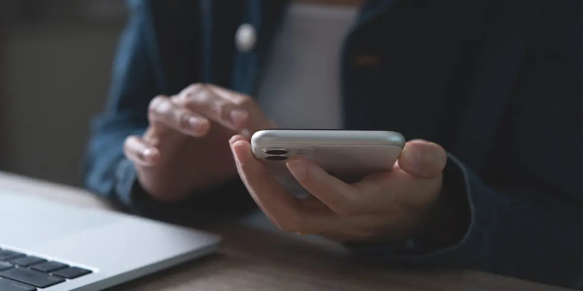 Close up of someone using free social media tools on their phone.