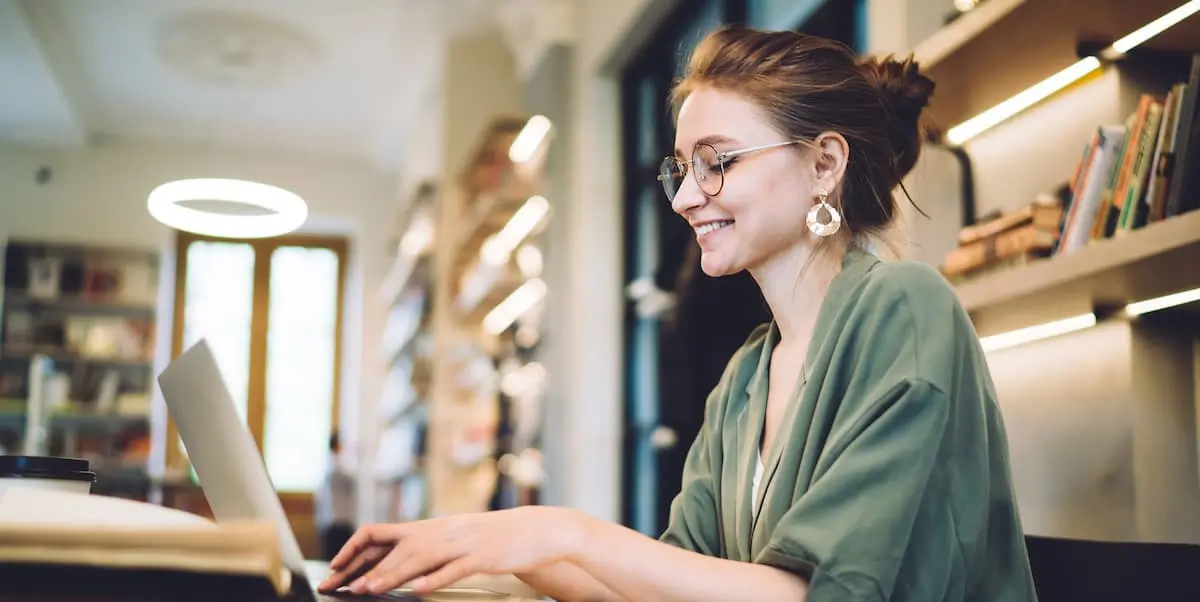 a young student sits at a restaurant studying one of the best free online courses