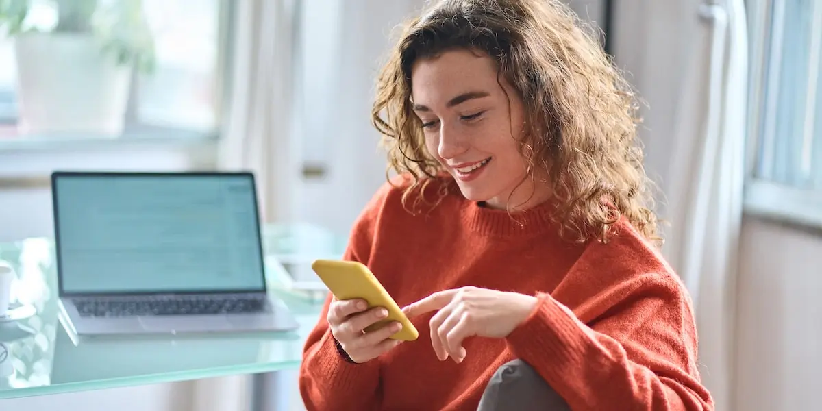 Career changer looking up a social media specialist job description