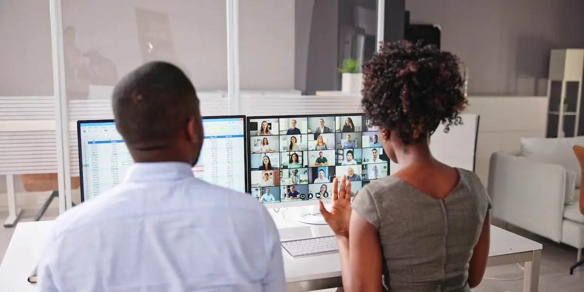 A product owner using an agile release train with their remote team in a videocall.