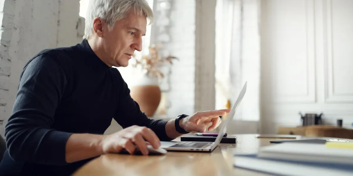 A data scientist uses data analysis prompts on his laptop.