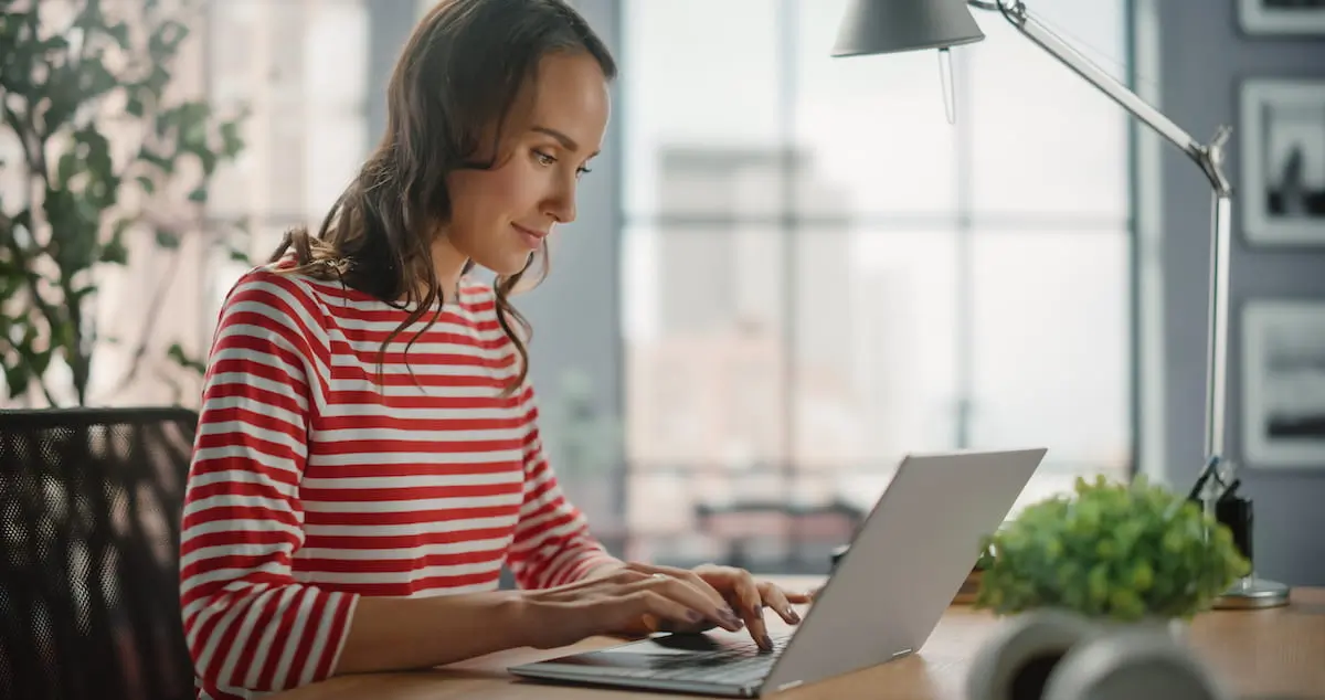 A woman at a computer wondering what kind of data analyst are you