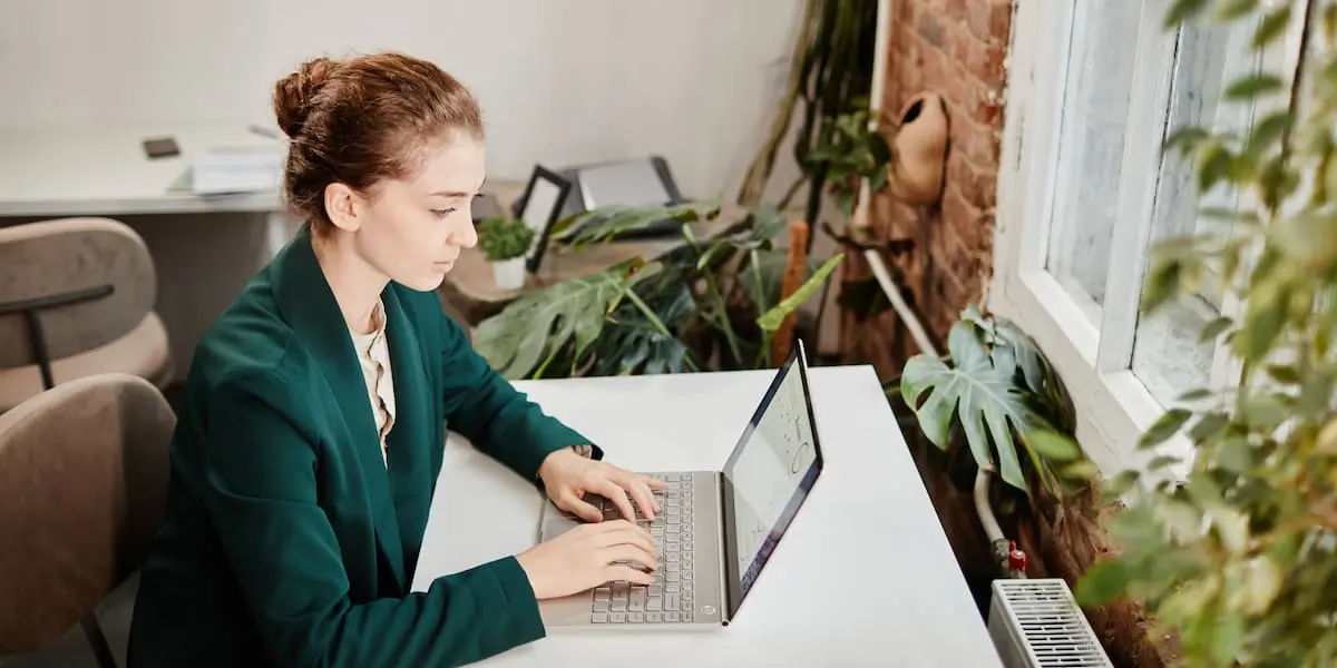 A beginner data analyst using out reddit data advice on her laptop as she learns.